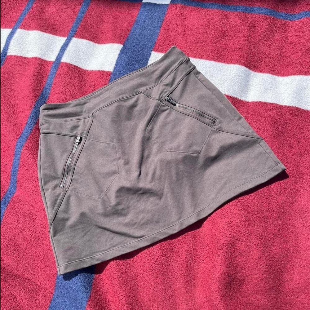 Athleta Trailside shale neutral Skort active
Women’s M hiking zipper pockets